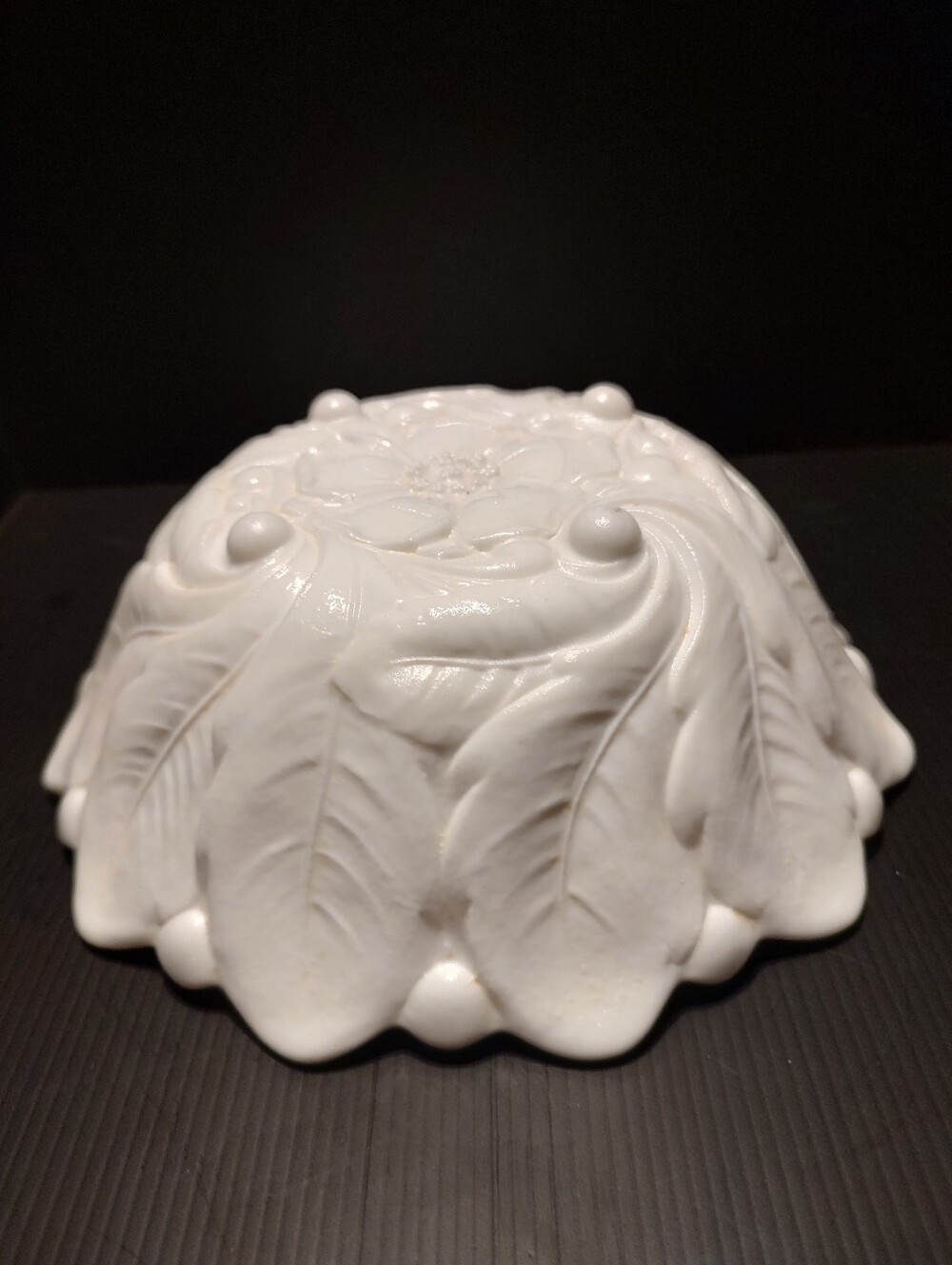 🌸🥣🌸 Beautiful Vintage 60's Milk Glass Floral Embossed Serving Bowl